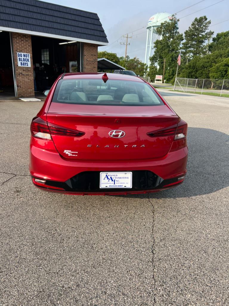 2019 Hyundai Elantra SEL photo 4