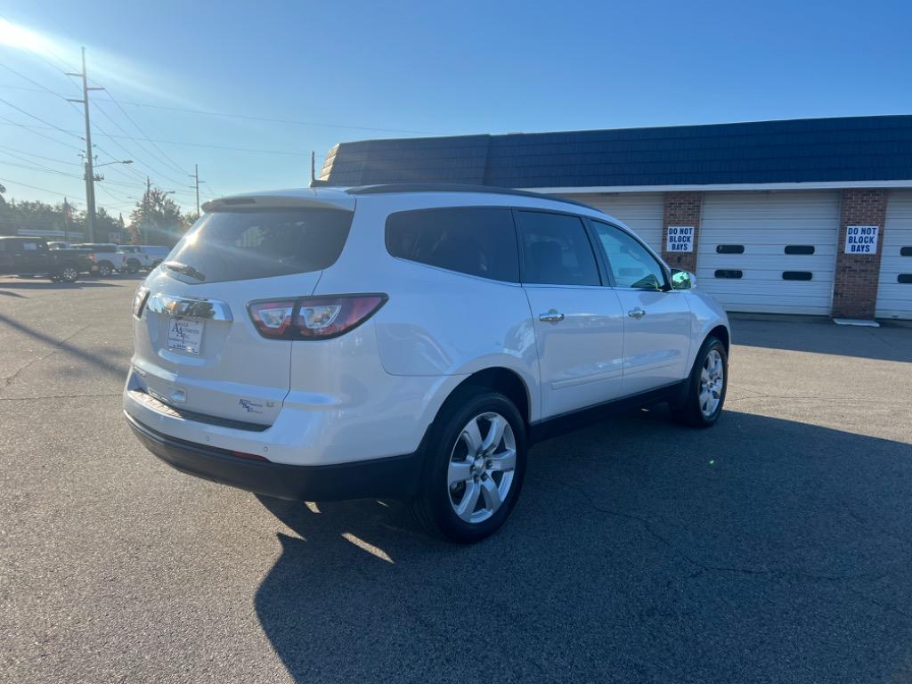 2017 Chevrolet Traverse 1LT photo 5