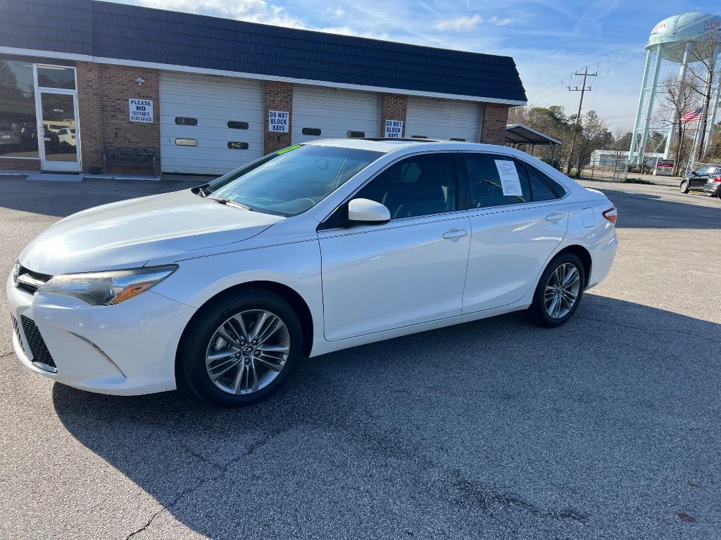 2017 Toyota Camry SE's photo